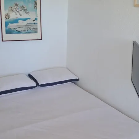 libre 21 août à fin septembre Barcarès village résidence calme face à la plage vue mer splendide piscine et parking Appartement *